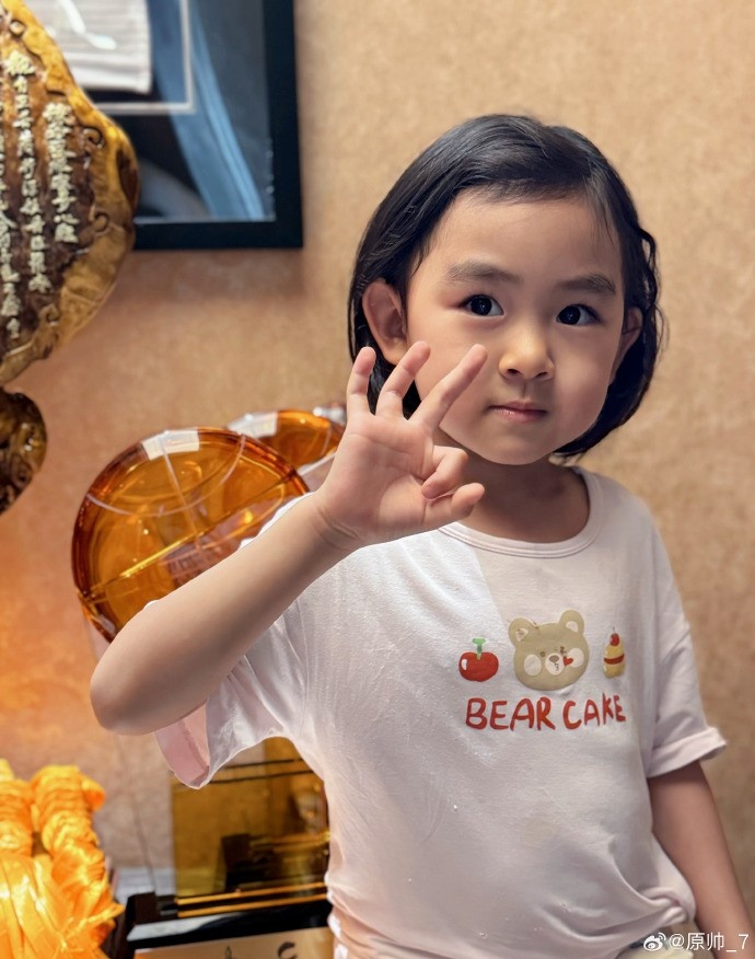  三分大賽三冠王！原帥曬三冠獎杯：完成了女兒給安排的任務(wù)！