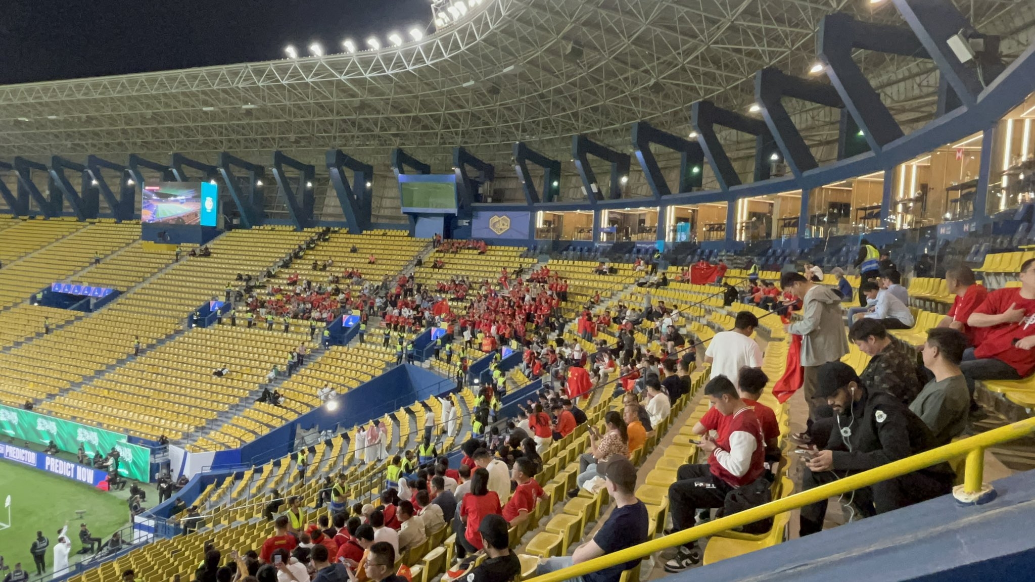  球票已售罄！中國球迷已經(jīng)入場，坐在球場上層沙特球迷區(qū)上方