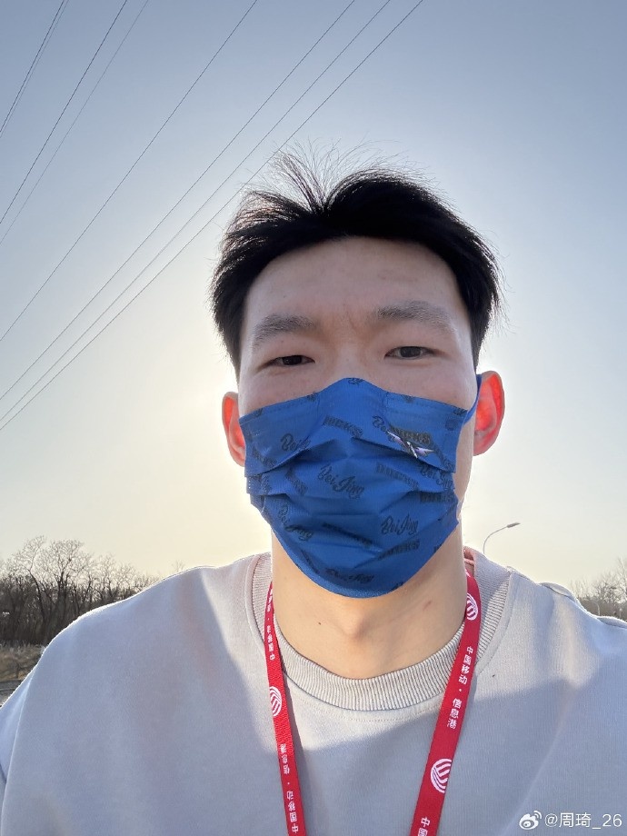  悠閑！周琦騎京牌電動車出行：太陽出來了 開京牌兜兜風(fēng)！