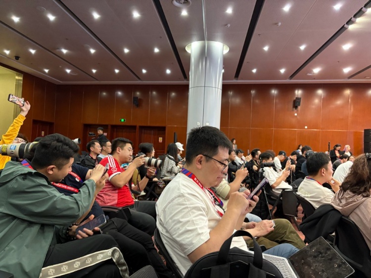  萬眾矚目！記者擠滿國足賽前新聞發(fā)布廳，賽場記者預計超300人