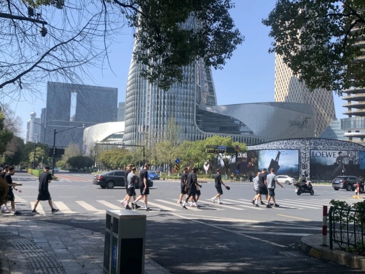  心態(tài)放松，有網(wǎng)友拍到澳大利亞隊(duì)早上在萬(wàn)象城citywalk