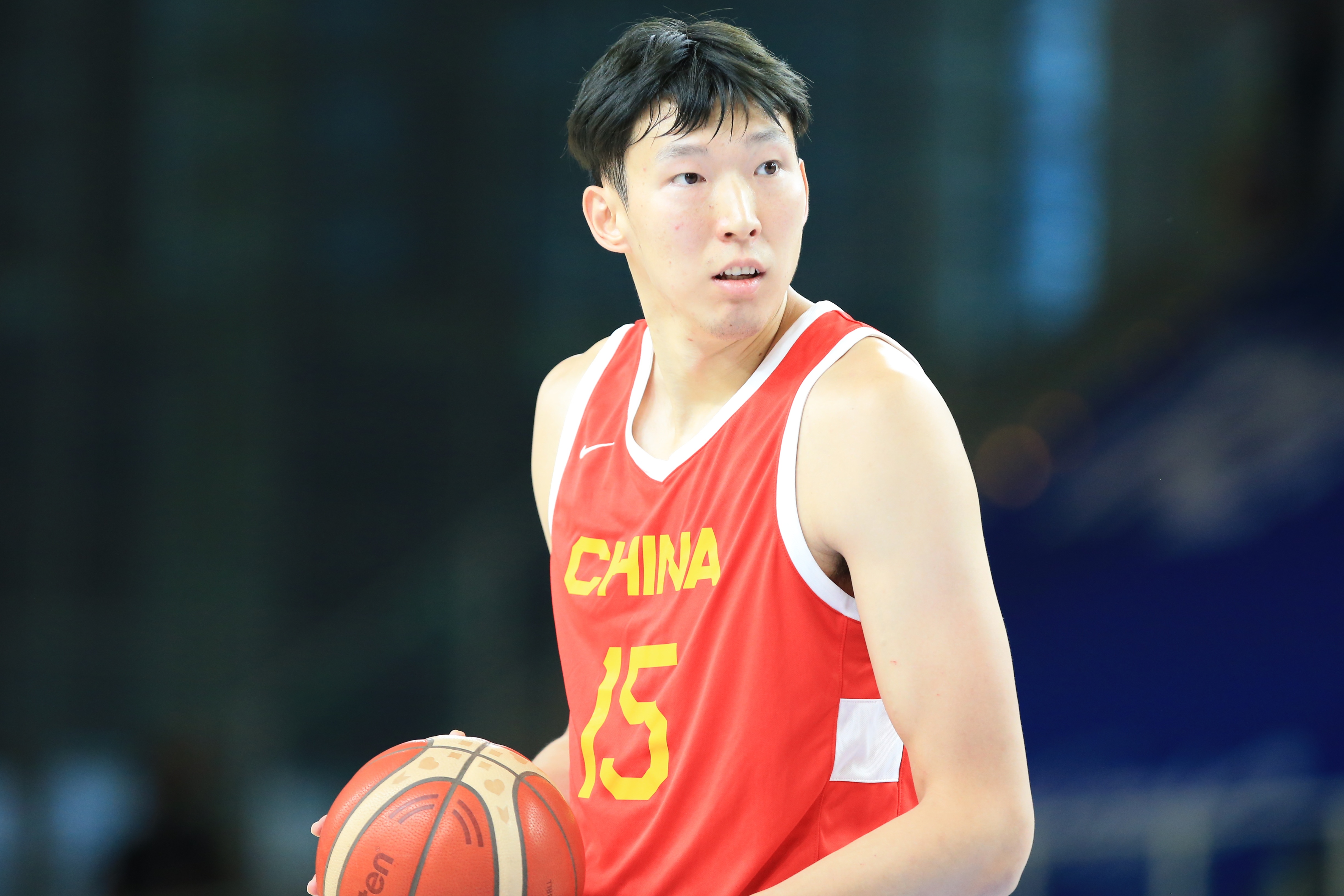  打得不錯(cuò)！周琦攻防建樹(shù) 半場(chǎng)4投2中得到5分3板1斷1帽0失誤